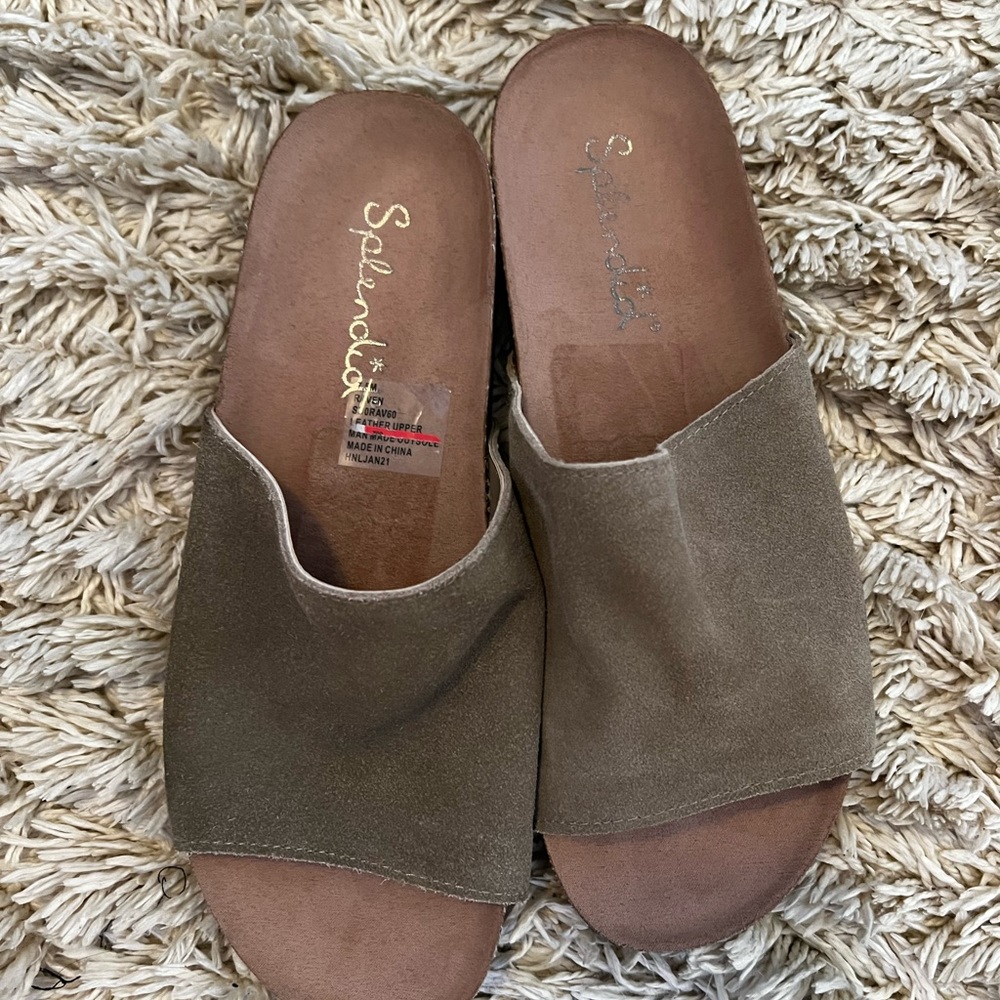 Splendid leather Sandals size 7.5 would fit to an 8.5 comfortably